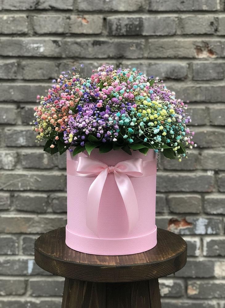 Цветочная композиция из Гипсофила и Розы в шляпной коробке в Камышеватской