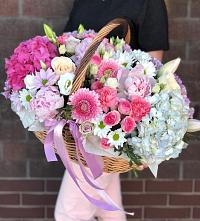 Композиция солнечный день в Камышеватской Цветочная композиция из Розы, Хризантемы, Пионы и Лизиантусы в корзине в Камышеватской