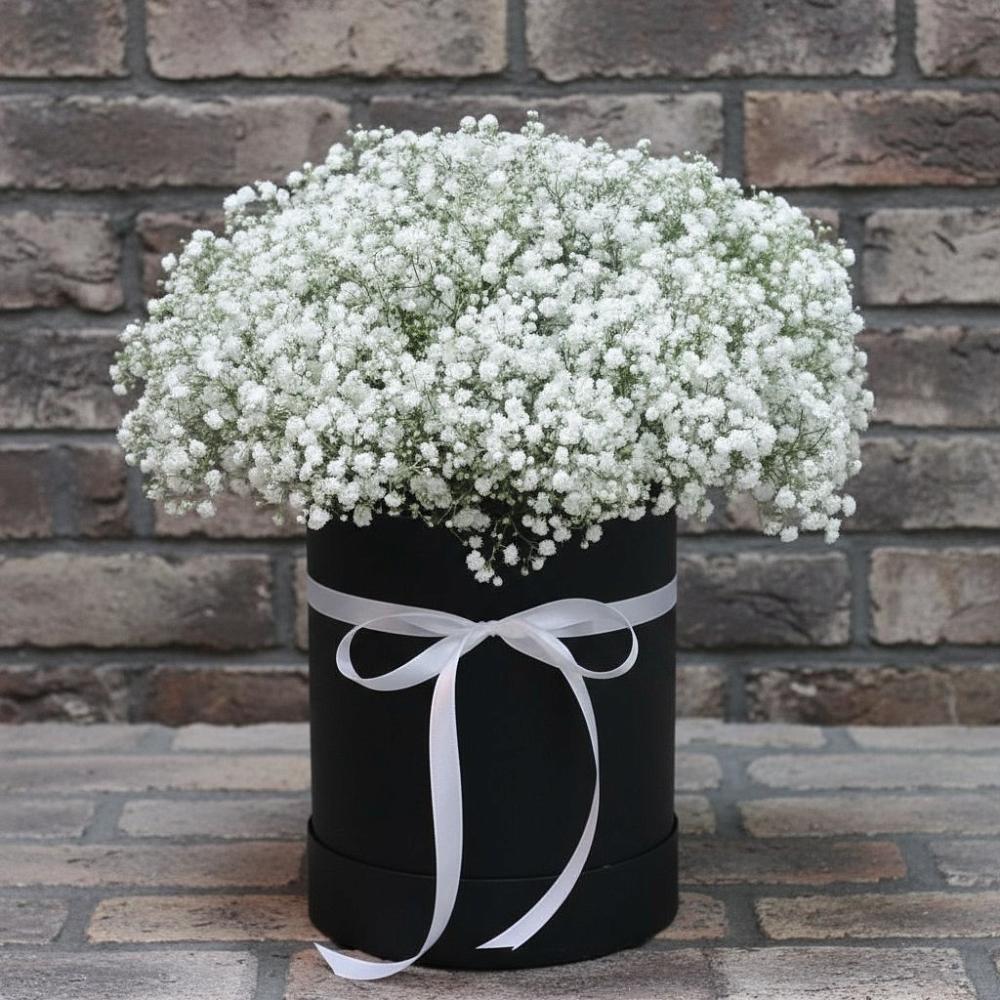 Цветочная композиция из Гипсофила в шляпной коробке в Камышеватской