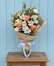 Букет цветов из:  Альстромерии, Лизиантусы, Розы и Хризантемы в Камышеватской