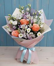 Букет цветов из:  Лизиантусы, Розы, Альстромерии и Гипсофила в Камышеватской