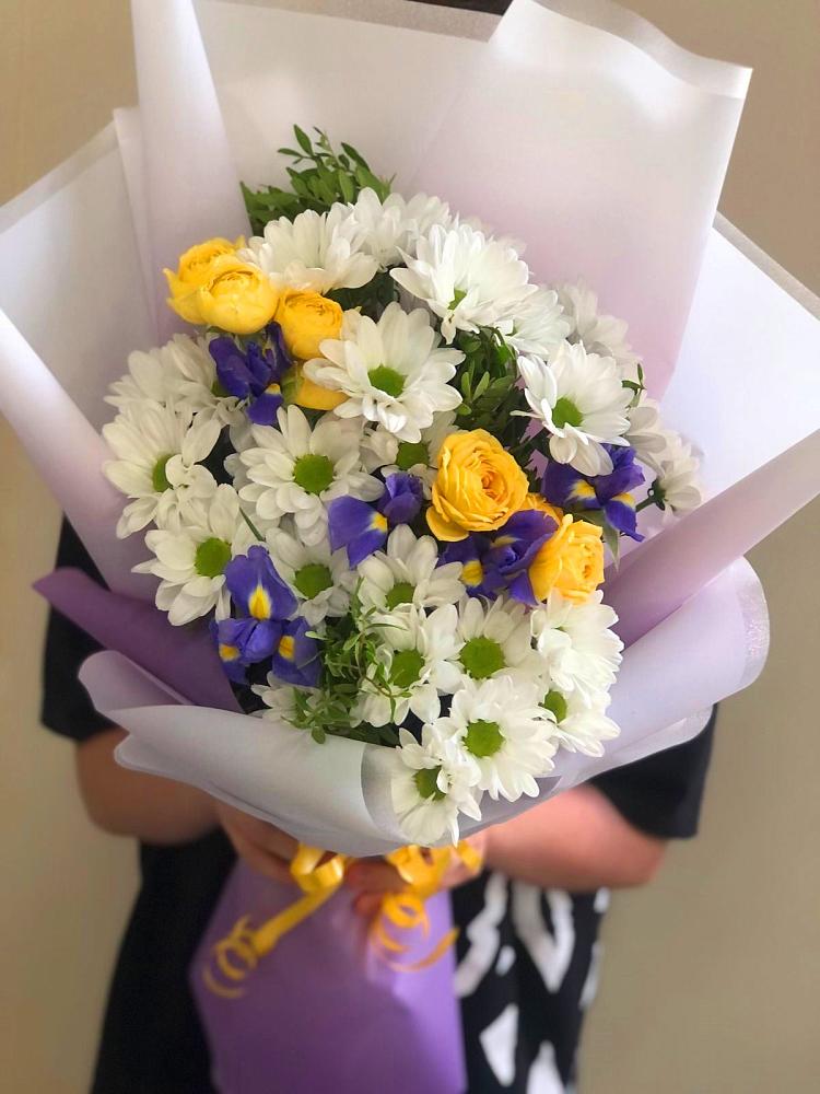 Букет цветов из: Ирисы, Хризантемы и Розы в Камышеватской