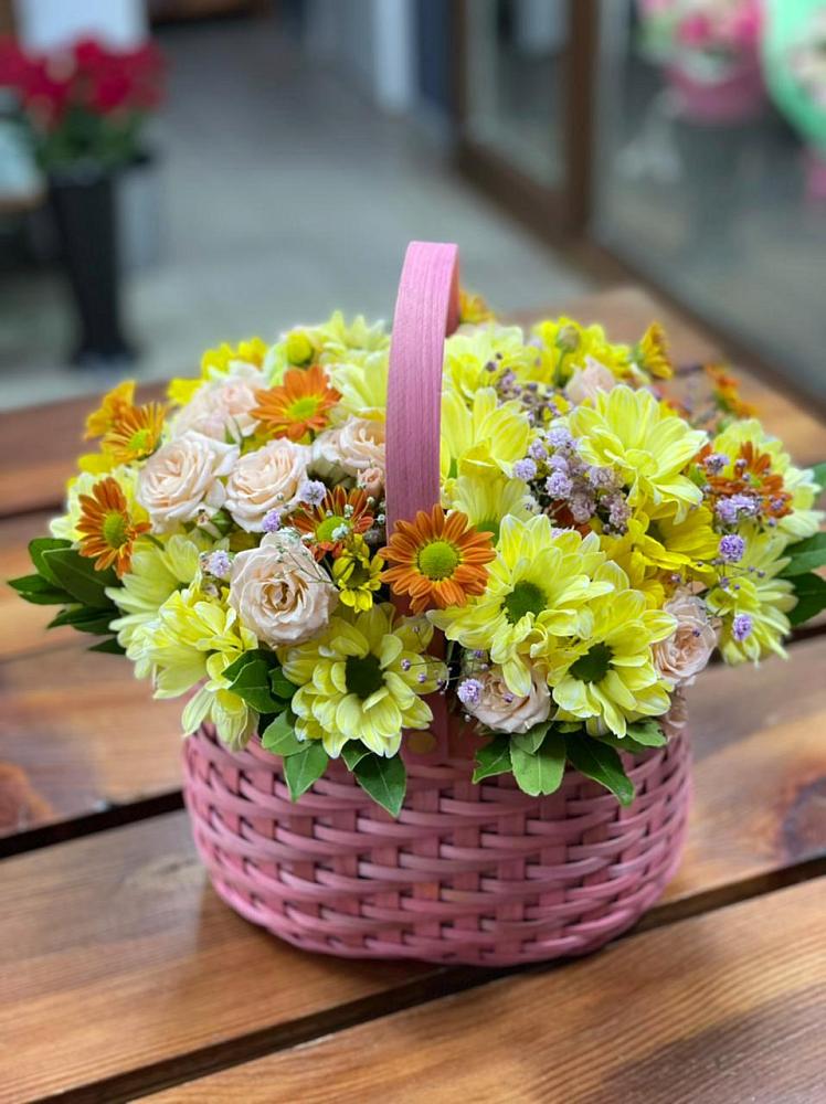 Цветочная композиция из Хризантемы и Розы в корзине в Камышеватской