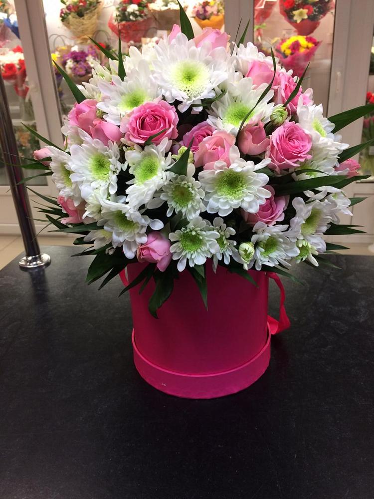 Цветочная композиция из Розы и Хризантемы в шляпной коробке в Камышеватской