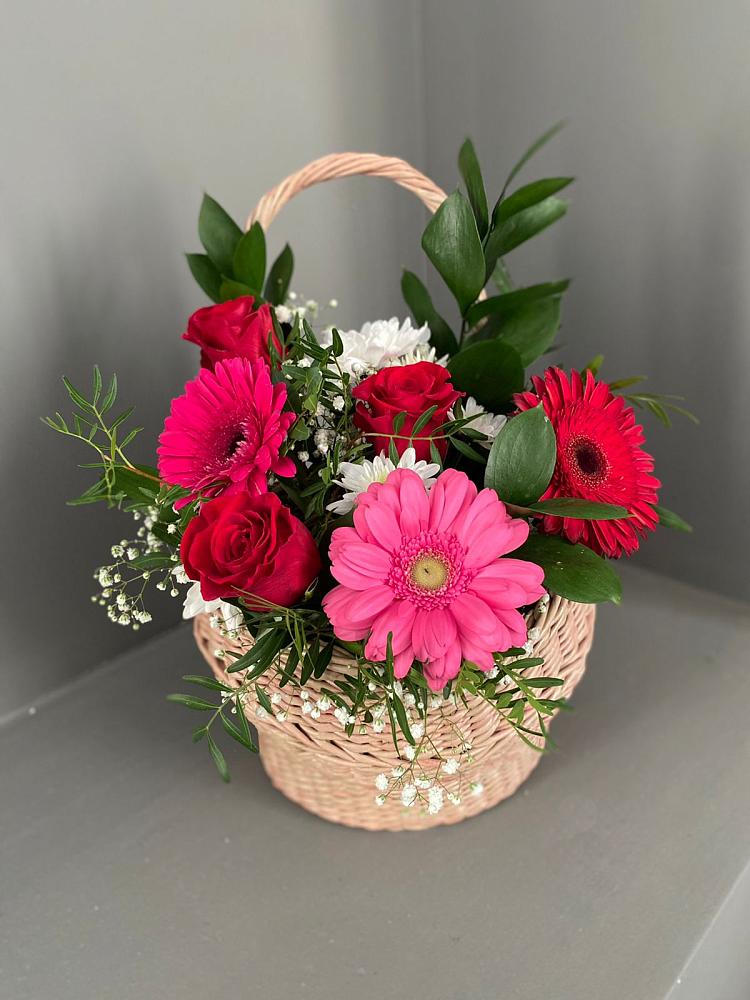 Цветочная композиция из Розы, Хризантемы и Герберы в корзине в Камышеватской