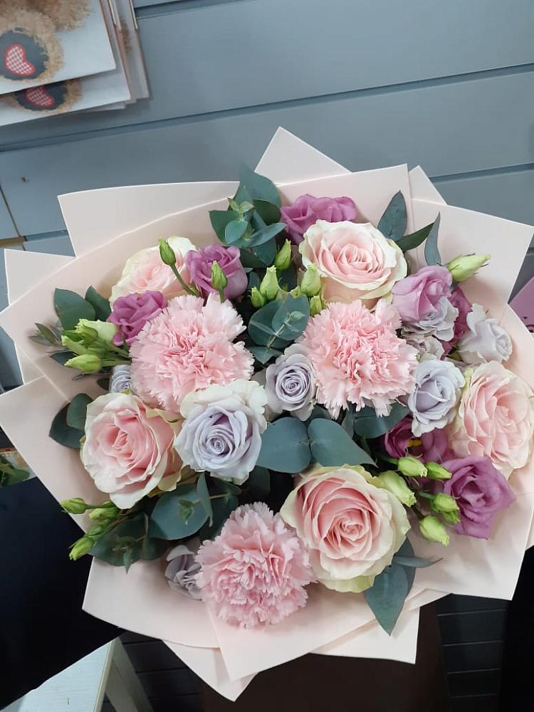 Букет цветов из: Розы, Гвоздики и Лизиантусы в Камышеватской